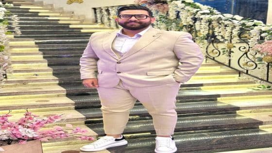 الكيمياء في ثوب جديد.. عمر سليمان يجعل من المعادلات الكيميائية حكايات ملهمة وقصة نجاح الغد.