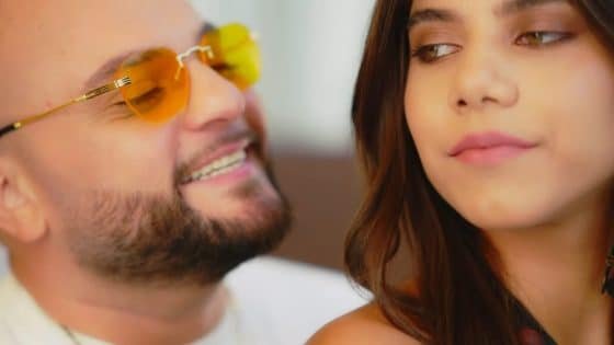 لماذا يعتبر النقاد أغنية “يا عيون عيوني” نقلة نوعية في مسيرة المطرب العراقي العربي أمين سلطان؟