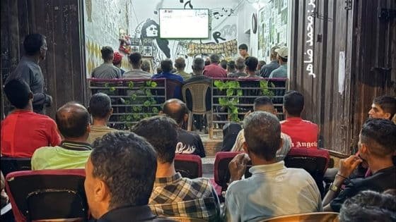 سكان غزة أثناء مشاهدته مباراة الأهلي والزمالك
