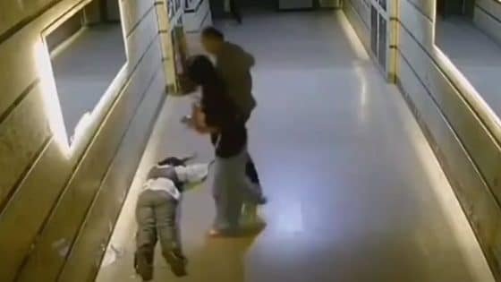 الاعتداء بوحشية على فتاة في جسر السويس