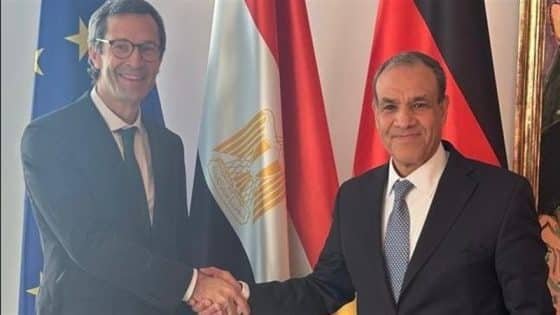 وزير الخارجية مع مستشار الأمن القومي الألماني
