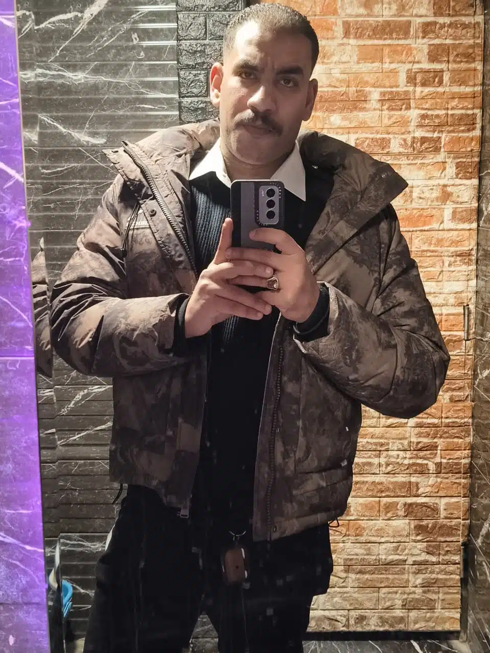 البطل المجهول: منقذ الفتيات في مواجهة الخطر