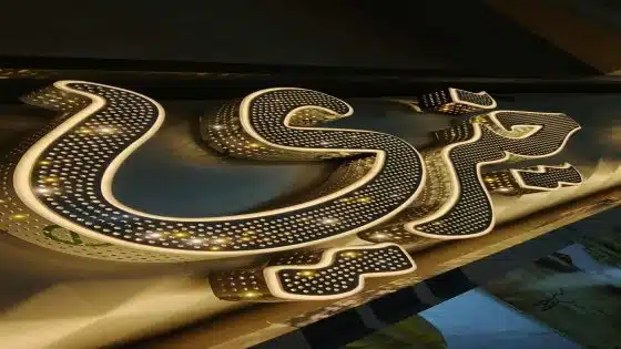 محمد مجدي عبد الراضي.. ملك الأكريليك الذي أضاء شوارع السويس بإبداعه