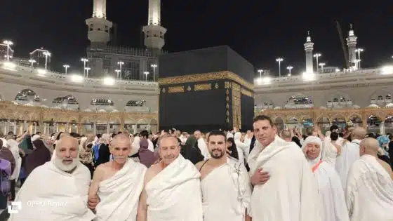 أيمن محمود هيبه.. نموذج مشرف لخدمة ضيوف الرحمن بتفانٍ وإخلاص