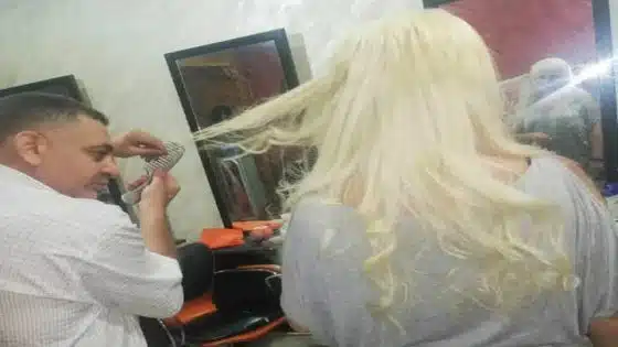 مهاب مجدي.. وريث الموهبة وصانع الإطلالات في عالم الكوافير السينمائي