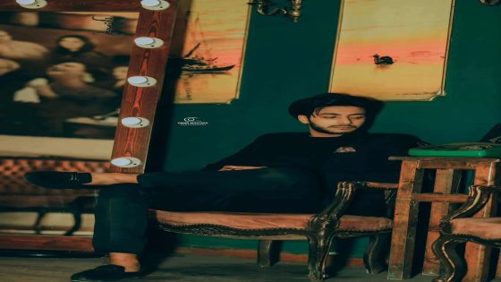 شاب من الإسكندرية يحول شغفه إلى مسيرة فنية واعدة