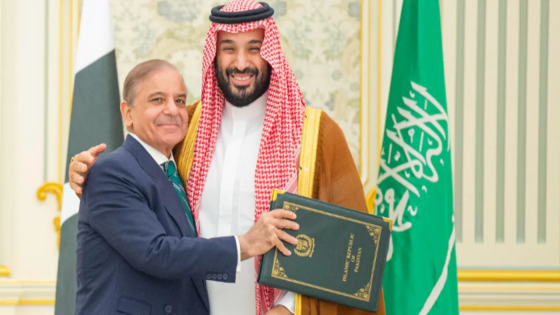 رئيس الوزراء الباكستاني شهباز شريف وولي العهد السعودي الأمير محمد بن سلمان