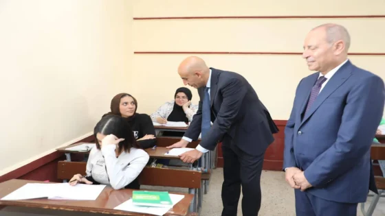 وزير التعليم مع أحد الطلاب