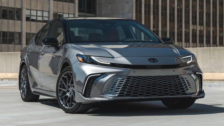 وصول تويوتا كامري 2025 إلى السوق السعودي: أسعار تبدأ من 105 ألف ريال بخيارات بنزين وهايبرد فائقة الكفاءة