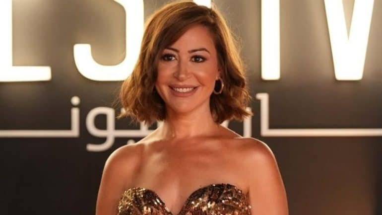 منة شلبي تهدي تكريم “إنجاز الجونة” لوالدتها والمخرج رضوان الكاشف