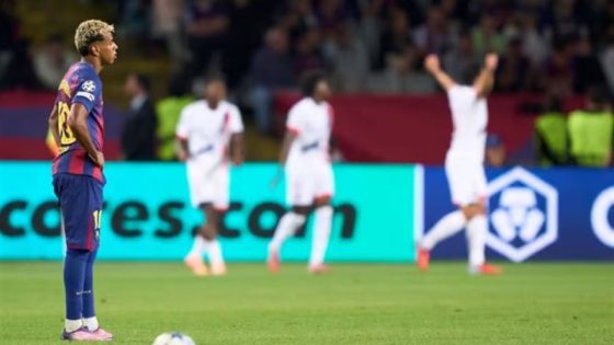 لاعبو باريس يحتفلون بالانتصار على برشلونة
