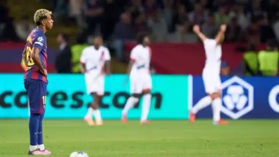 لاعبو باريس يحتفلون بالانتصار على برشلونة