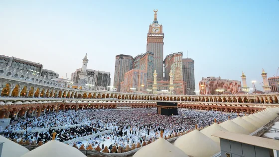 مواطنون يؤدون الحج