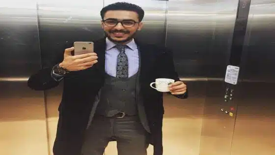 قصة آدم محمد… عندما يصنع الاقتصادُ التسويقَ ويقود الإدارةَ