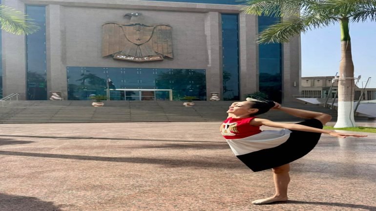 تحيا مصر من كل مكان في مصر”.. كادي عمرو تُبهر السوشيال ميديا بعروض جمباز وطنية وسط معالم القاهرة