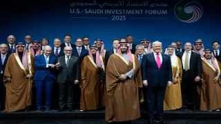  الرئيس ترامب يقف بجانب ولي العهد السعودي الأمير محمد بن سلمان في صورة جماعية خلال منتدى الاستثمار الأمريكي السعودي في مركز كينيدي بواشنطن. حقوق الصورة: هايون جيانغ/نيويورك تايمز
