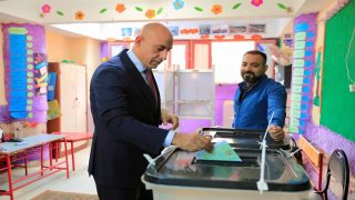 وزير التعليم يدلي بصوته