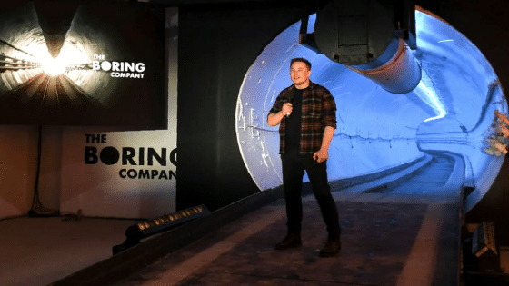 إيلون ماسك وهو يتحدث في فعالية لصالح شركته بورينج