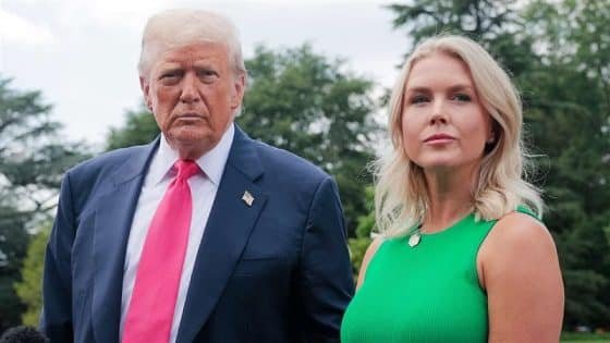 كارولين ليفيت والرئيس الأمريكي
