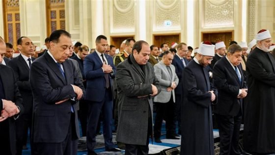 الرئيس السيسي يؤدي صلاة الفجر ويفتتح مسجد العزيز الحكيم
