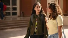  تيا ونعومي من مسلسل ميدتيرم
