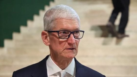 سهم أبل يهبط 5% بعد تحذير رسمي وتأجيل مزايا الذكاء الاصطناعي – القاهرة تايمز