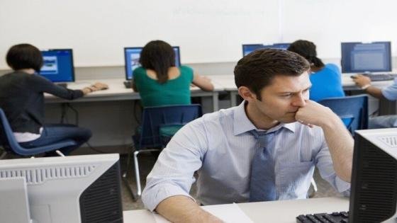 أمراض يسببها العمل الطويل على الكمبيوتر.. كيف يمكن تجنّبها – القاهرة تايمز