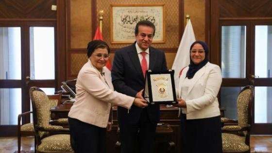 «أنقذت صغيرة من الزواج المبكر».. وزير الصحة يكرم الدكتورة “تغريد معروف” رئيسة قسم النساء والتوليد بمستشفى المنيرة – القاهرة تايمز