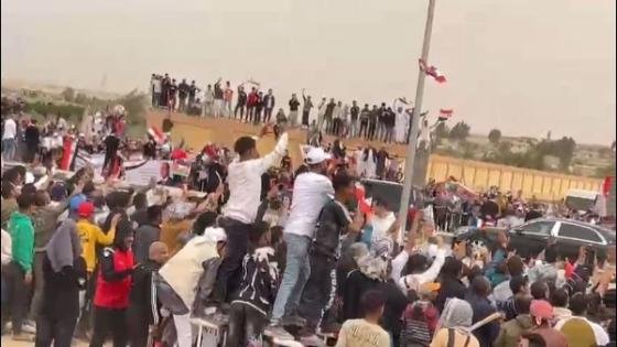 الرئيس السيسى ونظيره الفرنسى يحييان المواطنين المحتشدين فى مدخل مطار العريش – القاهرة تايمز
