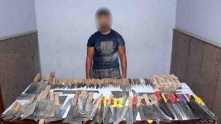 القبض على عاطل بحوزته 150 قطعة سلاح أبيض بقصد الأتجار فى الحوامدية – القاهرة تايمز