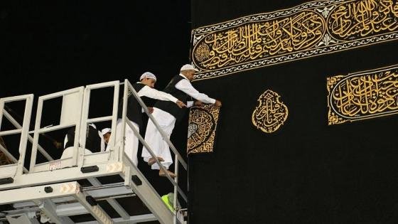 الهيئة العامة لشؤون الحرمين تنتهي من استبدال كسوة الكعبة – القاهرة تايمز