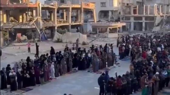 بالصور.. الفلسطينيون يؤدون صلاة العيد فوق أنقاض المساجد – القاهرة تايمز