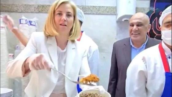 جهزت طبقها بنفسها.. وزيرة خارجية النمسا تزور كشري أبو طارق بالقاهرة – القاهرة تايمز
