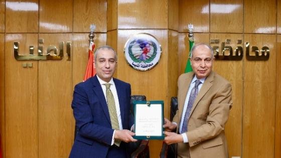 رئيس البنك الزراعي المصري ومحافظ المنيا يوقعان بروتوكول تعاون لتمويل المنتفعين بأراضي أملاك الدولة.. ويشهدان تسليم 130 سيارة ميكروباص لتوفير خدمة نقل آمنه لمواطني المحافظة – القاهرة تايمز