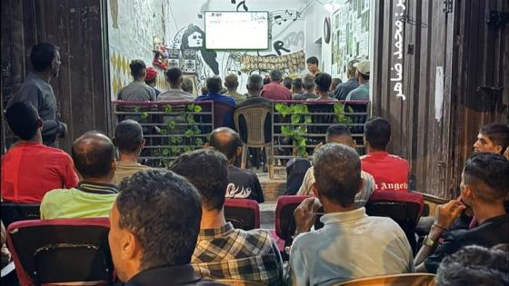 سكان غزة أثناء مشاهدته مباراة الأهلي والزمالك
