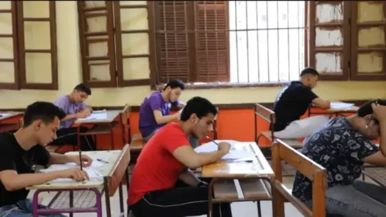طلاب يؤدون الامتحانات