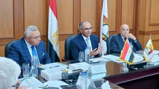 نائب وزير الإسكان يعقد اجتماعًا مع اللجنة التنسيقية لتحديث أكواد مياه الشرب والصرف الصحي – القاهرة تايمز