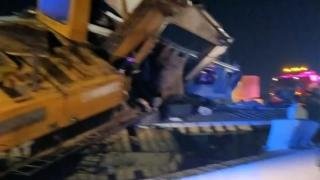 وفاة 7 أشخاص وإصابة 44 آخرين في تصادم أتوبيس بسيارتين نقل متعطلتين – القاهرة تايمز